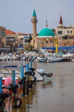 Acre, North District, İsrail - 1 Nisan 2019: Bulutlu ve güneşli bir günde Akko'nun Eski Şehir'indeki yat limanında teknelerin güzel görünümü.