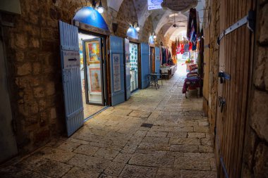 Acre, North District, Israel - 1 Nisan 2019: Akko Eski Şehrinde dar sokaklar.
