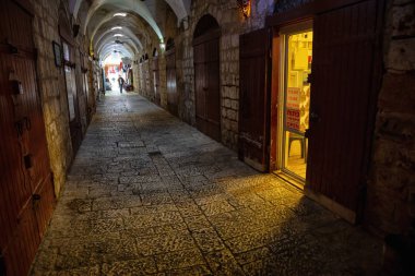 Acre, North District, Israel - 1 Nisan 2019: Akko Eski Şehrinde dar sokaklar.