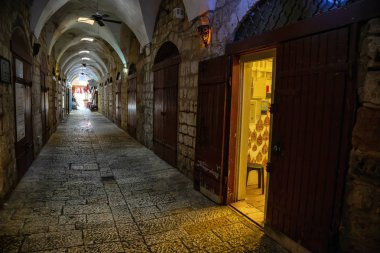 Acre, North District, Israel - 1 Nisan 2019: Akko Eski Şehrinde dar sokaklar.