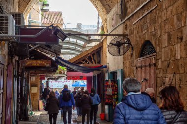 Acre, North District, İsrail - 1 Nisan 2019: Akko'nun Eski Şehir'inde insanlar yürüyor.