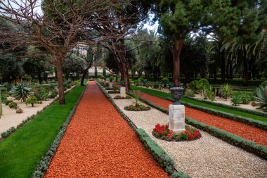 Bulutlu bir gün boyunca Bahai Bahçeleri güzel bir görünüm. Hayfa, İsrail'de çekilmiş.