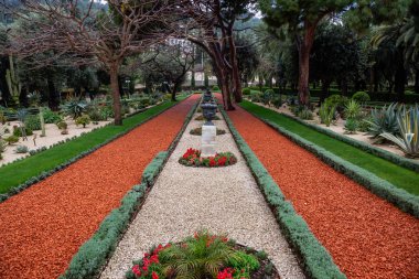 Bulutlu bir gün boyunca Bahai Bahçeleri güzel bir görünüm. Hayfa, İsrail'de çekilmiş.