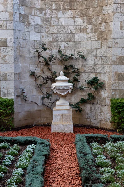 美丽的花瓶 有石墙背景 在巴哈伊花园 拍摄于以色列阿克科 — 图库照片