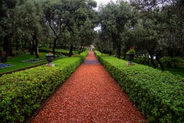 Bulutlu bir gün boyunca Bahai Bahçeleri güzel bir görünüm. Hayfa, İsrail'de çekilmiş.