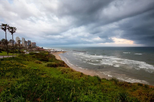 Prachtig Uitzicht Een Zandstrand Tijdens Een Bewolkte Zonsopgang Genomen Netanya — Stockfoto