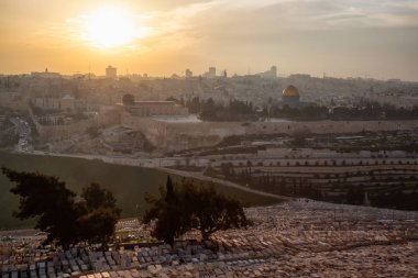 Güneşli ve bulutlu bir gün batımı sırasında Eski Şehir, Peygamberler Ve Dome of the Rock güzel havadan görünümü. Kudüs'te çekilen, İsrail'in başkenti.