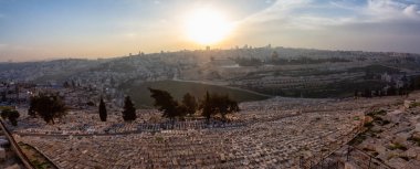 Güneşli ve bulutlu bir gün batımı sırasında Eski Şehir, Peygamberler Ve Dome of the Rock güzel panoramik havadan görünümü. Kudüs'te çekilen, İsrail'in başkenti.