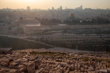 Güneşli ve bulutlu bir akşam boyunca Eski Şehir, Peygamberler Ve Dome of the Rock güzel havadan görünümü. Kudüs'te çekilen, İsrail'in başkenti.