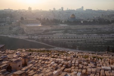 Güneşli ve bulutlu bir akşam boyunca Eski Şehir, Peygamberler Ve Dome of the Rock güzel havadan görünümü. Kudüs'te çekilen, İsrail'in başkenti.