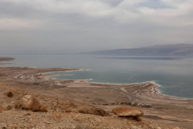 Bulutlu ve güneşli bir günde bir dağ çöl manzara ve ölü deniz güzel görünümü. Masada National Park, İsrail yakınlarında çekilmiş.