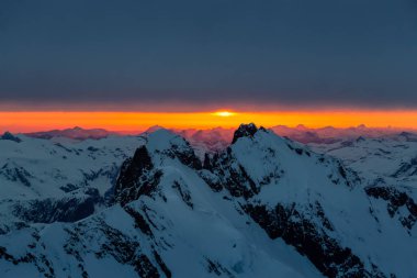 Dramatik bir gün batımı sırasında Kanada Dağ Manzara güzel havadan görünümü. Squamish yakınlarında çekilmiş, Vancouver'ın kuzeyi, British Columbia, Kanada.