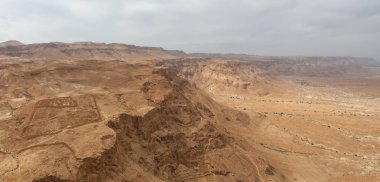 Bulutlu ve güneşli bir günde bir dağ çöl manzara güzel havadan panoramik görünümü. Alınan Masada Ulusal Parkı, İsrail.