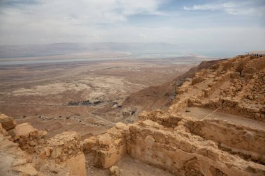 Bulutlu ve güneşli bir günde bir dağın tepesinde ki antik bir kalenin güzel manzarası. Alınan Masada Ulusal Parkı, İsrail.