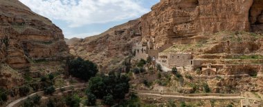 Güneşli bir gün boyunca kayalık bir kanyonda St George Manastırı güzel Hava görünümü. Kudüs yakınlarında Wadi Qelt, İsrail'de bulunan.