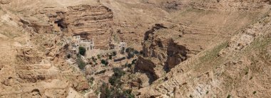 Güneşli bir gün boyunca kayalık bir kanyonda St George Manastırı güzel Hava görünümü. Kudüs yakınlarında Wadi Qelt, İsrail'de bulunan.