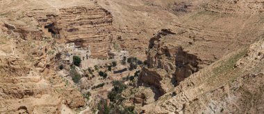 Güneşli bir gün boyunca kayalık bir kanyonda St George Manastırı güzel Hava görünümü. Kudüs yakınlarında Wadi Qelt, İsrail'de bulunan.