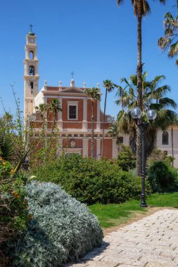 Güneşli bir gün boyunca arka planda St Peter Kilisesi ile Abrasha Park güzel bir görünüm. Eski Yafa, Tel Aviv-Yafo, İsrail.