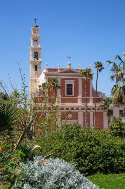 Güneşli bir gün boyunca arka planda St Peter Kilisesi ile Abrasha Park güzel bir görünüm. Eski Yafa, Tel Aviv-Yafo, İsrail.