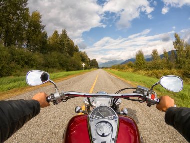 Kanada Dağları ile çevrili güzel bir doğal yolda bir motosiklet sürme. Pitt Meadows, Greater Vancouver, Bc, Kanada'da çekilmiş.