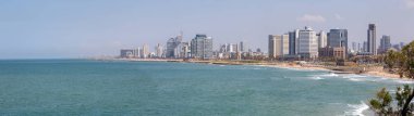 Güneşli bir günde Akdeniz'de modern bir şehir panoramik görünümü. Yafa, Tel Aviv-Yafo, İsrail,