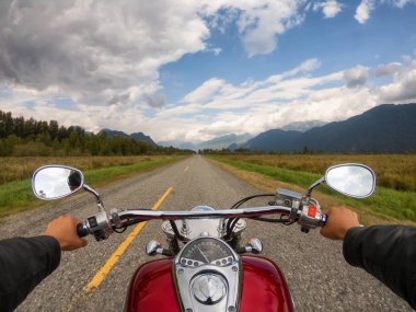 Kanada Dağları ile çevrili güzel bir doğal yolda bir motosiklet sürme. Pitt Meadows, Greater Vancouver, Bc, Kanada'da çekilmiş.