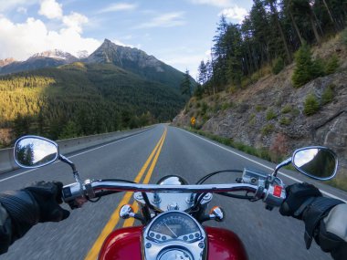 Kanada Dağları ile çevrili güzel bir doğal yolda bir motosiklet sürme. Lillooet ve Pemberton arasında çekilen, British Columbia, Kanada.