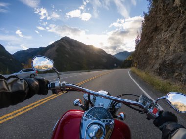 Kanada Dağları ile çevrili güzel bir doğal yolda bir motosiklet sürme. Lillooet ve Pemberton arasında çekilen, British Columbia, Kanada.