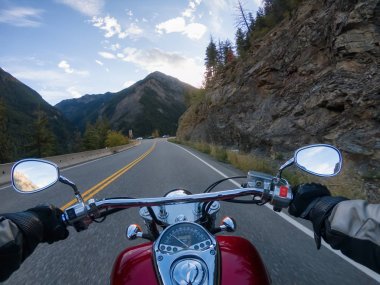 Kanada Dağları ile çevrili güzel bir doğal yolda bir motosiklet sürme. Lillooet ve Pemberton arasında çekilen, British Columbia, Kanada.