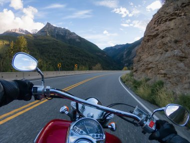 Kanada Dağları ile çevrili güzel bir doğal yolda bir motosiklet sürme. Lillooet ve Pemberton arasında çekilen, British Columbia, Kanada.