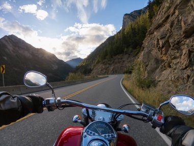 Kanada Dağları ile çevrili güzel bir doğal yolda bir motosiklet sürme. Lillooet ve Pemberton arasında çekilen, British Columbia, Kanada.