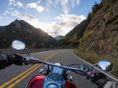 Kanada Dağları ile çevrili güzel bir doğal yolda bir motosiklet sürme. Lillooet ve Pemberton arasında çekilen, British Columbia, Kanada.