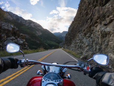 Kanada Dağları ile çevrili güzel bir doğal yolda bir motosiklet sürme. Lillooet ve Pemberton arasında çekilen, British Columbia, Kanada.