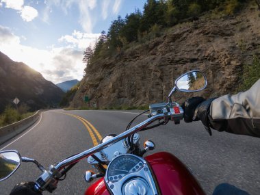 Kanada Dağları ile çevrili güzel bir doğal yolda bir motosiklet sürme. Lillooet ve Pemberton arasında çekilen, British Columbia, Kanada.