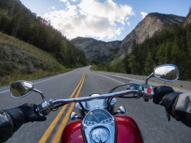 Kanada Dağları ile çevrili güzel bir doğal yolda bir motosiklet sürme. Lillooet ve Pemberton arasında çekilen, British Columbia, Kanada.