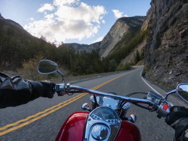 Kanada Dağları ile çevrili güzel bir doğal yolda bir motosiklet sürme. Lillooet ve Pemberton arasında çekilen, British Columbia, Kanada.