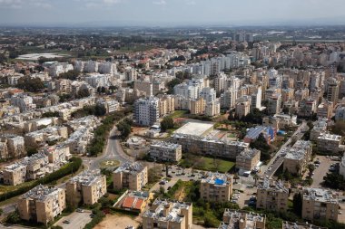 Bulutlu ve güneşli bir gün boyunca bir şehirde bir yerleşim mahallehavadan görünümü. Alınan Netanya, Center District, İsrail.