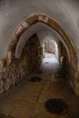 Bulutlu bir gün boyunca Antik Eski Şehir sokak görünümü. Kudüs, İsrail'de çekilmiş.