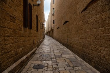 Bulutlu bir gün boyunca Antik Eski Şehir sokak görünümü. Kudüs, İsrail'de çekilmiş.