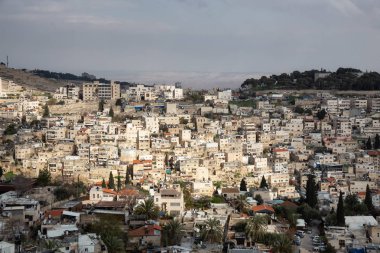 Bulutlu bir gün boyunca yerleşim mahallenin havadan şehir manzarası. Kudüs, İsrail'de çekilmiş.
