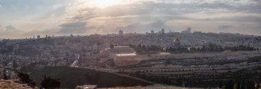 Güneşli ve bulutlu bir akşam boyunca Eski Şehir ve Rock Kubbegüzel panoramik hava görünümü. Kudüs'te çekilen, İsrail'in başkenti.
