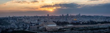 Dramatik renkli gün batımı sırasında Eski Şehir ve Dome of the Rock güzel panoramik hava görünümü. Kudüs'te çekilen, İsrail'in başkenti.
