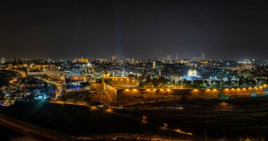 Eski Şehir, Kaya Kubbesi ve Peygamberler Türbesi gece boyunca güzel hava panoramik görünümü. Kudüs'te çekilen, İsrail'in başkenti.