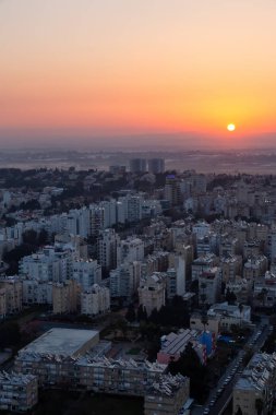 Canlı ve renkli gün doğumu sırasında bir şehirde bir yerleşim mahallenin havadan görünümü. Alınan Netanya, Center District, İsrail.