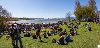 Downtown Vancouver, British Columbia, Kanada - 20 Nisan 2019: Güneşli bir günde Sunset Beach'te 420 kişiyi kutlamak için bir araya gelen kalabalık.