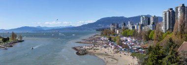 Downtown Vancouver, British Columbia, Kanada - 20 Nisan 2019: Güneşli bir günde Sunset Beach'te 420 kişiyi kutlamak için toplanan insanların havadan görünümü.