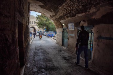 Eski Şehir, Kudüs, İsrail - 2 Nisan 2019: Bulutlu bir günde Antik Kent'in sokakları.