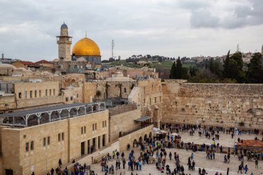 Kudüs, İsrail - 2 Nisan 2019: Bulutlu bir günde Eski Şehir'deki Batı Duvarı'ndaki insan kalabalığının yukarıdan görünümü.