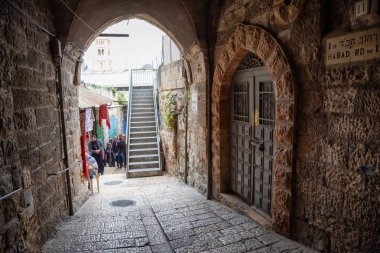 Eski Şehir, Kudüs, İsrail - 2 Nisan 2019: Bulutlu ve güneşli bir günde Antik Kent'in sokakları.
