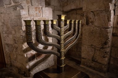 Kudüs, İsrail - 2 Nisan 2019: Kral Davud'un Mezarı'nda Büyük Hanukkah Menorah.